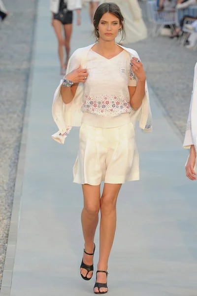 Look 16